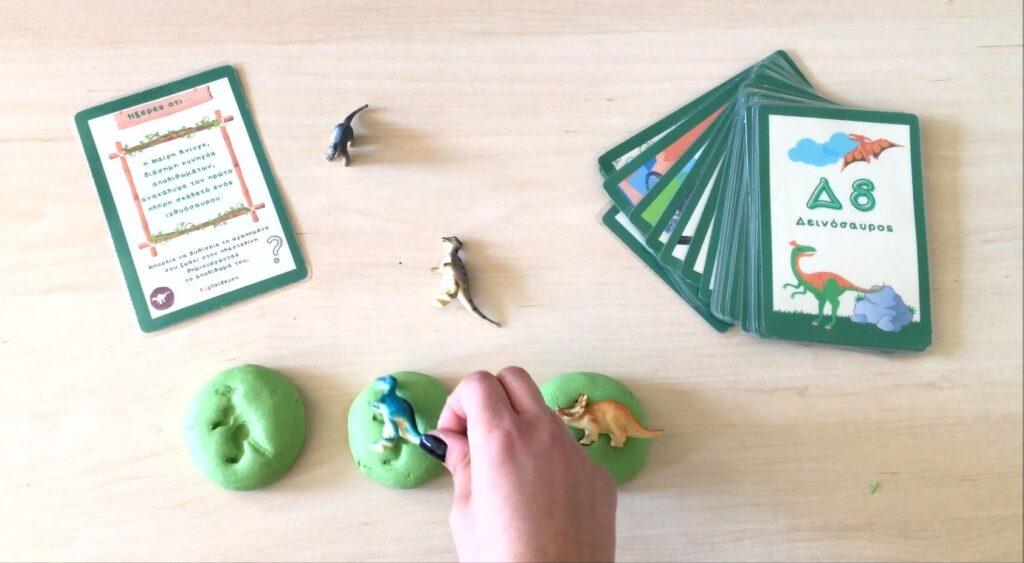 Η εικόνα απεικονίζει κάποιον να δημιουργεί τα απολιθώματα από δεινόσαυρους