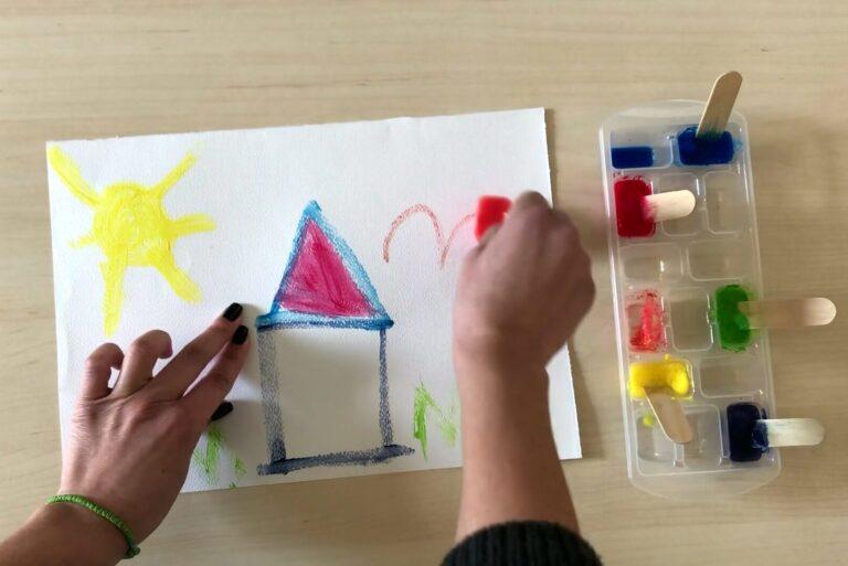 Η εικόνα απεικονίζει κάποιον να ζωγραφίζει με ένα χρωματιστό παγάκι