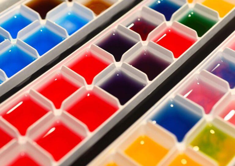 Η εικόνα απεικονίζει χρωματιστό πάγο