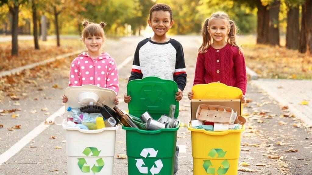 Η εικόνα δείχνει παιδιά που ανακυκλώνουν
