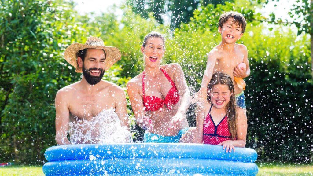 Η εικόνα απεικονίζει μια οικογένεια που διασκεδάζει στη πισίνα