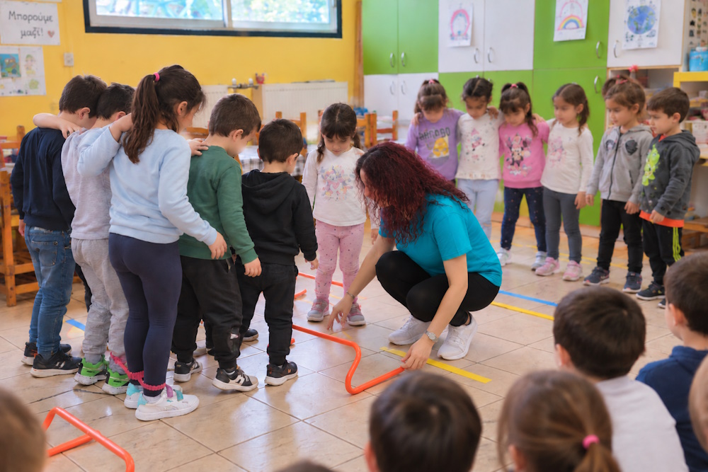 Παιδιά συμμετέχουν σε βιωματική δράση συνεργασίας στο εκπαιδευτικό πρόγραμμα της EggΠαίδευσης για την 28η Οκτωβρίου